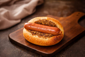 3月19日(木)、パリッと香ばしく、食欲そそる新作惣菜パンが登場。